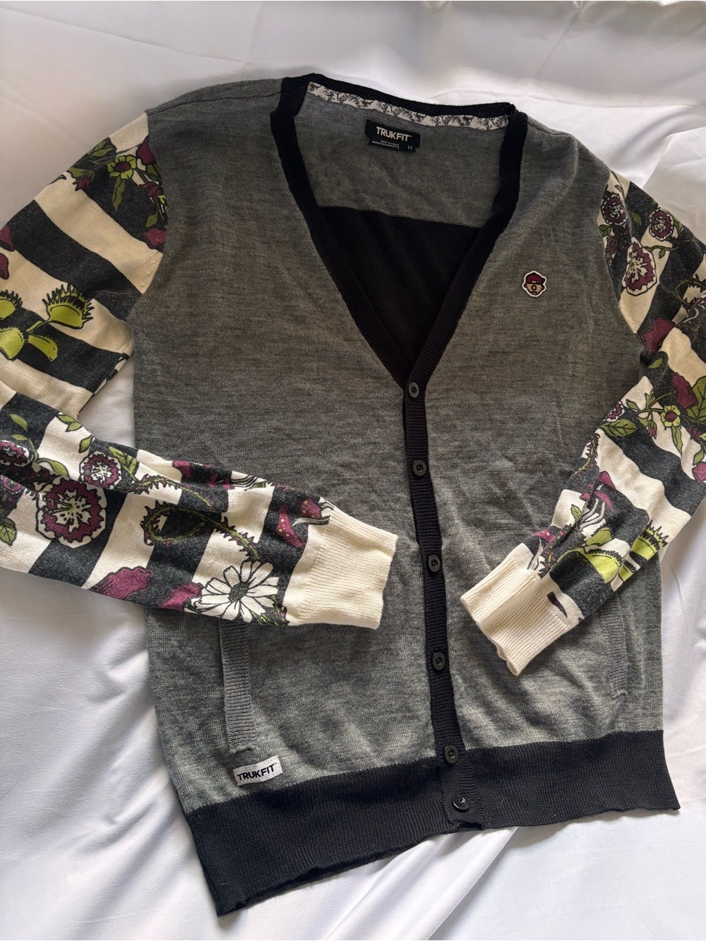 Trukfit Gray V‑Neck Cardigan with Floral Stripe Sleeves
